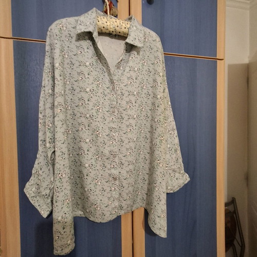 Attrattivo shirt like new, size medium, multicolored