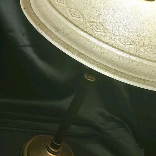 Φωτιστικό γραφείου μπρούτζινο μεταχειρισμένο με σαγρέ λευκό γυαλί και ανάγλυφα σχέδια