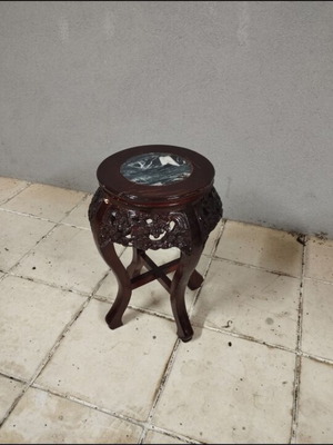 Σκαλιστό ξύλινο σκαμπό σαν καινούργιο