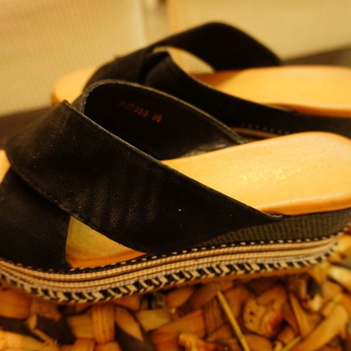 Flatform mules size 36 black boho style like new