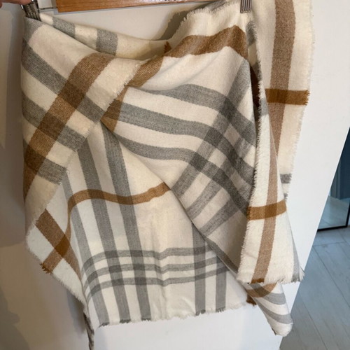 Scarf like new, large size, white and gray