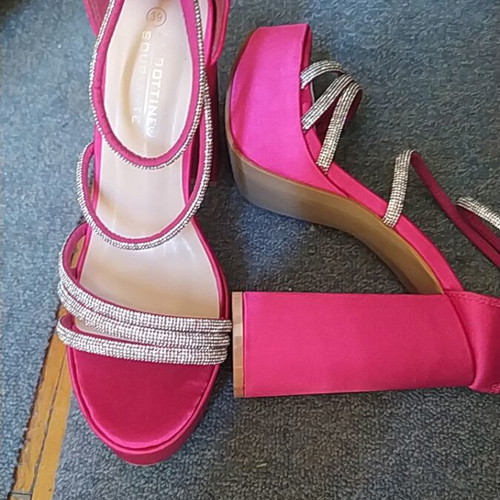 La Bottine Souriante fuchsia platform sandals like new, size 39