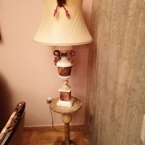 Alabaster amphora table lamps like new, set of 2 with large shades