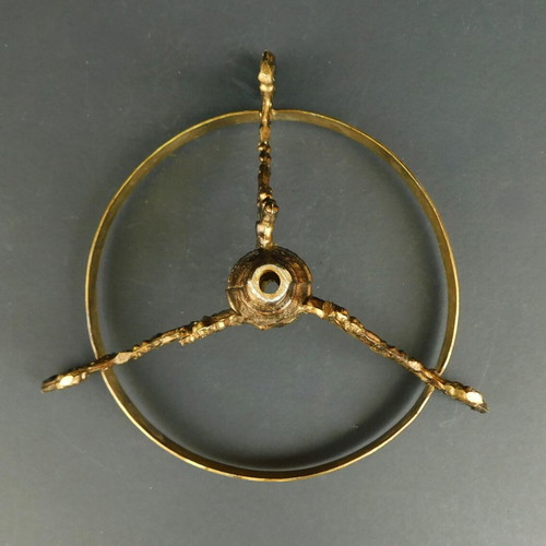 Embossed metal lamp part wreath