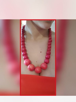 Wooden necklace like new, red in a unique color