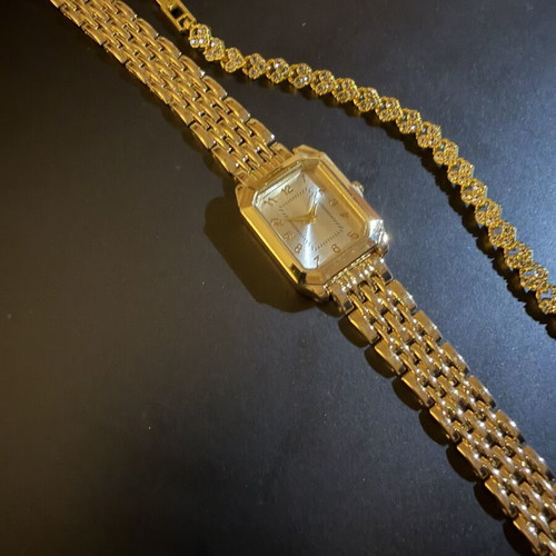 Quartz women's watch set with heart chain and vintage square dial, gold