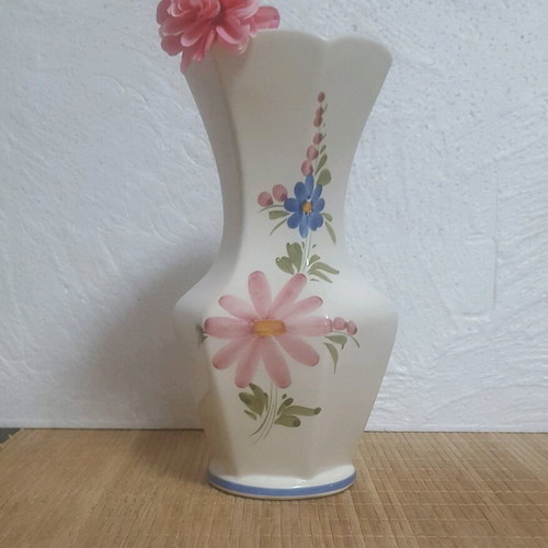 Vintage Portuguese vase like new with floral motifs