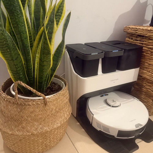 Roborock S7 robotic vacuum like new with docking station