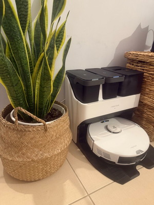 Roborock S7 robotic vacuum like new with docking station