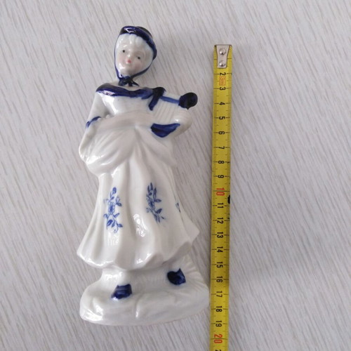 Vintage porcelain girl figurine like new