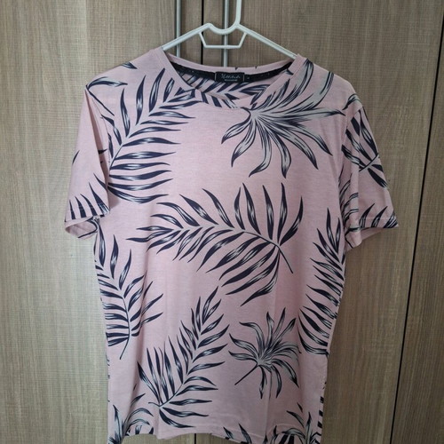 Men's t-shirt size Large like new, multicolored