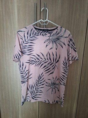 Men's t-shirt size Large like new, multicolored