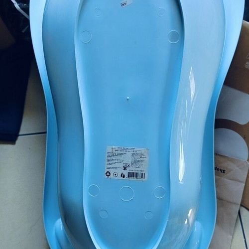 Changing pad and baby bath like new