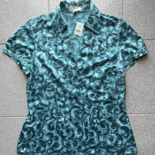 Short-sleeve shirt used, blue and turquoise, v neck with pointed collar