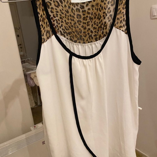 Sleeveless blouse white and tiger print like new, size M