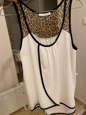 Sleeveless blouse white and tiger print like new, size M