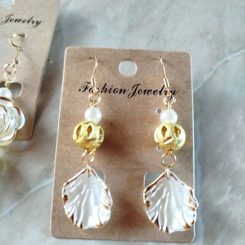 Pearly shell fashion earrings new, white and gold