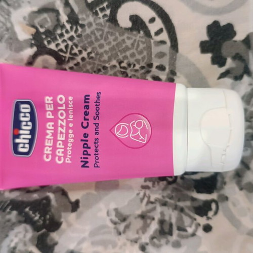 Breast pads and nipple cream like new