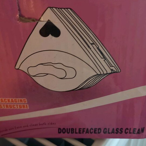 Magnetic glass cleaner used with 3 replacement pads