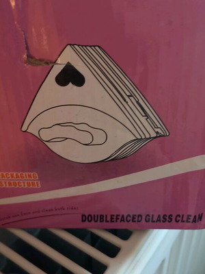 Magnetic glass cleaner used with 3 replacement pads