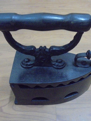 Старинна въгленова ютия възстановена с вътрешна скара