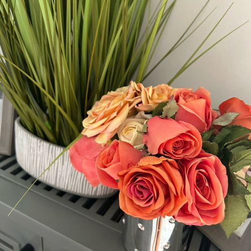 Flower bouquet with 5 roses and leaves by Sia new