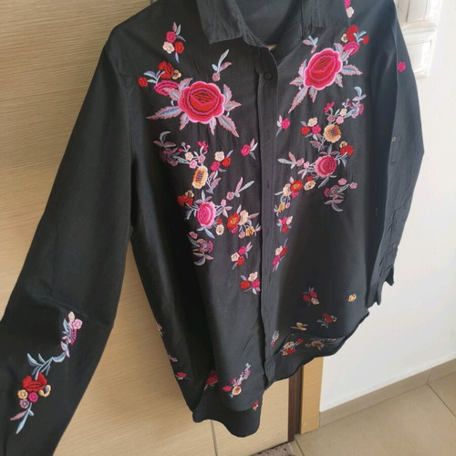 Zara shirt with embroidered flowers used, size medium