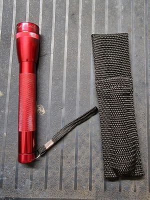 Mag Light flashlight like new, includes 2 AA batteries