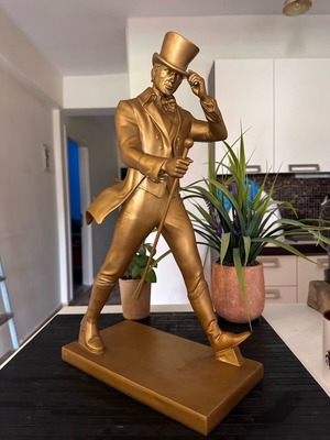 Συλλεκτικό αγαλματίδιο Johnnie Walker καινούργιο, ξυλόγλυπτο με ρητίνη