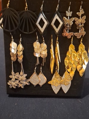 Earrings new, 10 pairs with stand, gold and silver colors