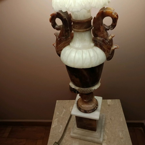 Alabaster amphora table lamps like new, set of 2 with large shades