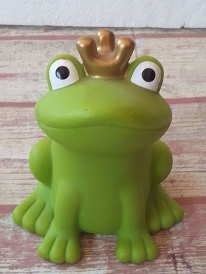 Moses plastic coin bank frog king used