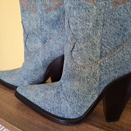 Moschino boots new, size 38, knee-high leather interior