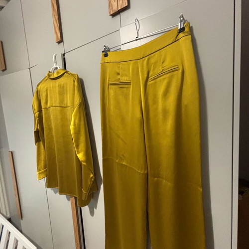 Milkwhite glossy set like new, gold