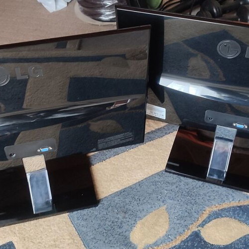 LG Flatron E2260S PN monitors like new, set of two