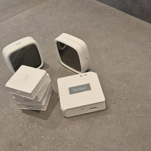 Sonoff IoT Temp and Humidity Set like new with hub and 6 sensors