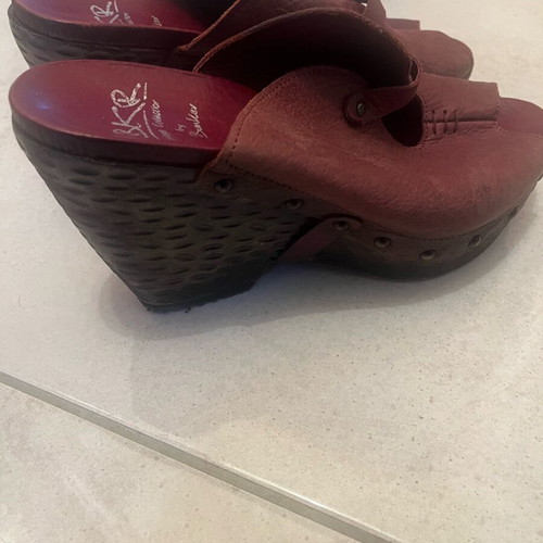 Leather platform sandals shoes in burgundy, like new