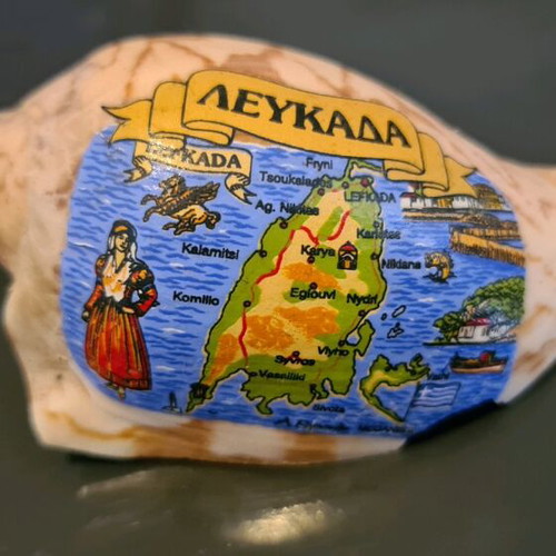 Souvenir shell magnet from Lefkada like new