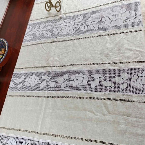 Rectangular linen tablecloth with handmade azur crochet like new