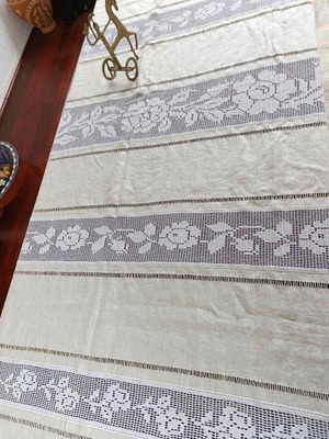 Rectangular linen tablecloth with handmade azur crochet like new