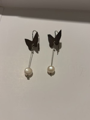Earrings with silver butterfly and pearl like new