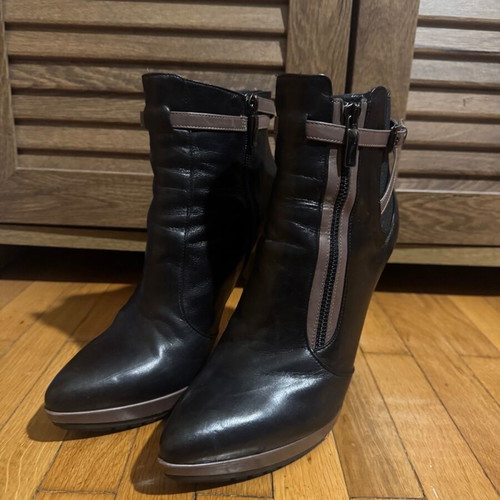 Leather ankle boots like new, 12 cm high heels with two-tone design