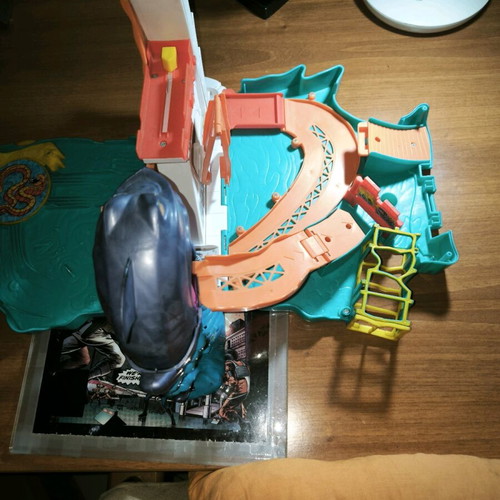 Hot Wheels Shark Bite Bay Fold & Go Playset Mattel 2008 like new