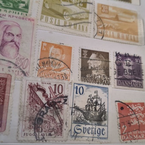 Collectible stamps from around the world like new, over 500 with albums and box