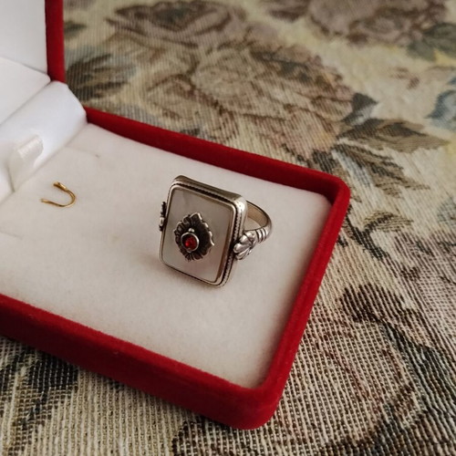 Traditional Oxidized Gianniotiko Women's Ring 925 Silver with White Mother-of-Pearl and Garnet