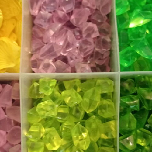 Plastic stones new, pack with yellow shell beads