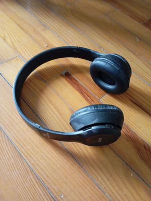P47 wireless headphones like new, black