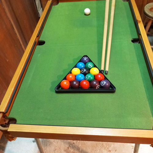 Children's wooden billiard table complete with balls, like new