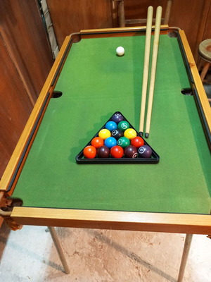Children's wooden billiard table complete with balls, like new