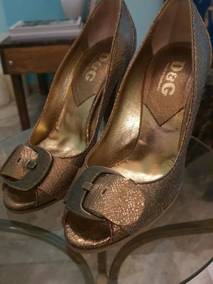 Dolce & Gabbana bronze pumps like new, size 38